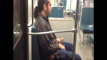 Sobándose la verga en el metro