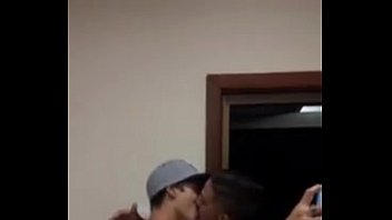 Amigos heteros se beijando