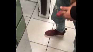 3 putos metendo no banheiro publico