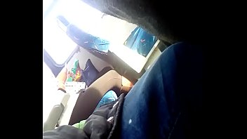 Chica me ve la verga en bus de reojo y se maquilla